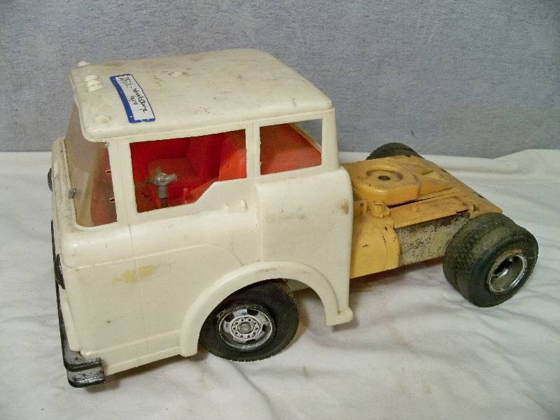 lot 39 image: Marx Cab Over Semi