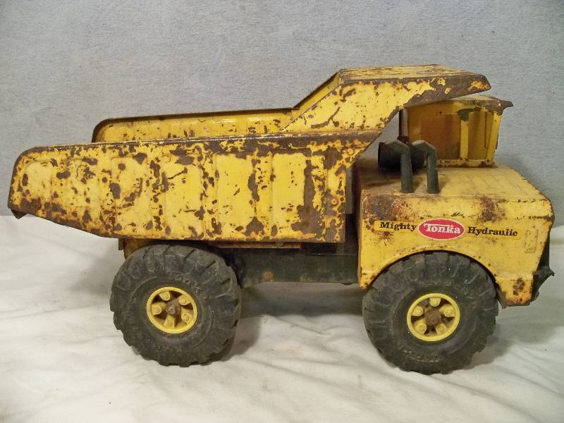 lot 42 image: Tonka Mighty Hydraulic Dump Truck
