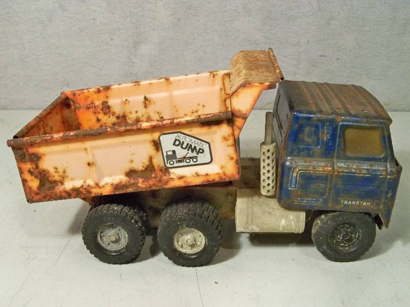 lot 106 image: Ertl Dump Truck