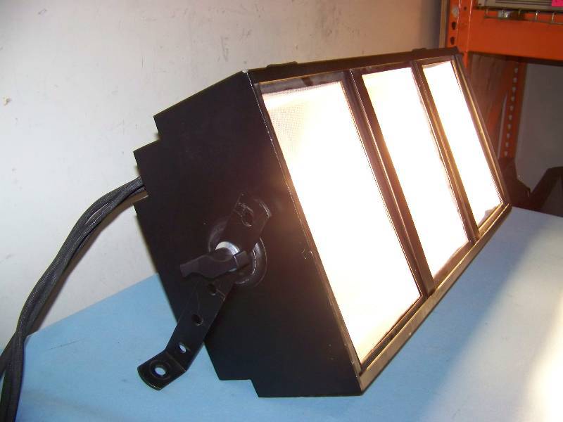 lot 21 image: Ground Row Stage Studio CYC Multi-Lamp Luminaire Light System