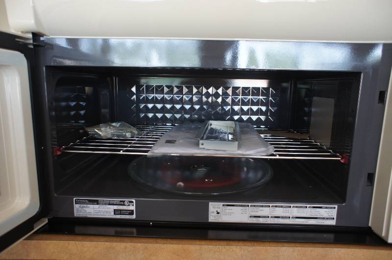 lot 21 image: BRAND NEW, SCRATCH AND DENT Kenmore microwave - MODEL # (79080354310) - BISK COLOR -  MSRP $ 599.99 - TESTED WORKS