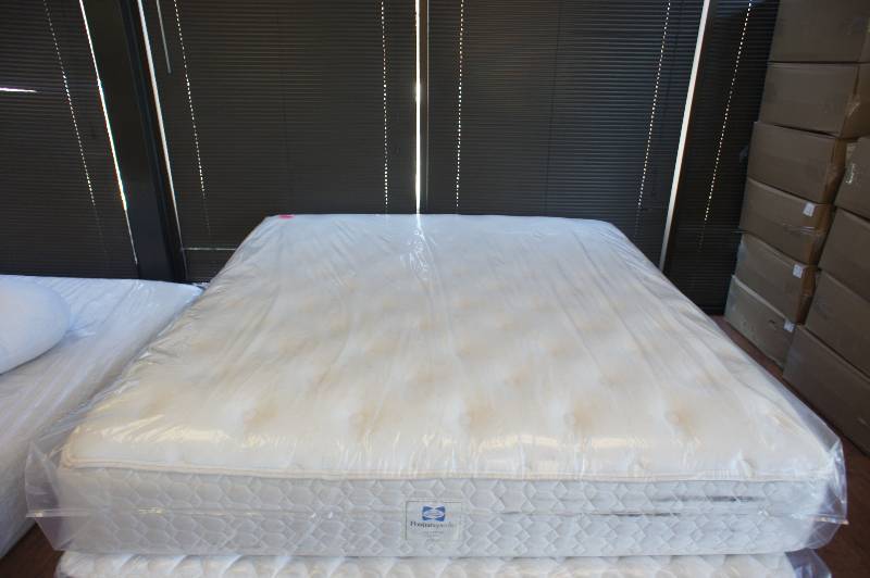 lot 26 image: NEW - KING SIZE - SEALY POSTUREPEDIC -  VESTIGE COLLECTION - ULTRA PLUSH - MATTRESS MSRP $2299.99