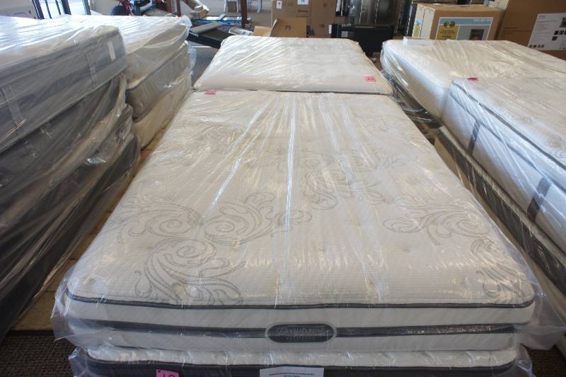 lot 27 image: NEW - QUEEN SIZE - SIMMONS BEAUTYREST -  VANDERBILT COLLECTION - RECHARGE - MATTRESS MSRP $2299.99