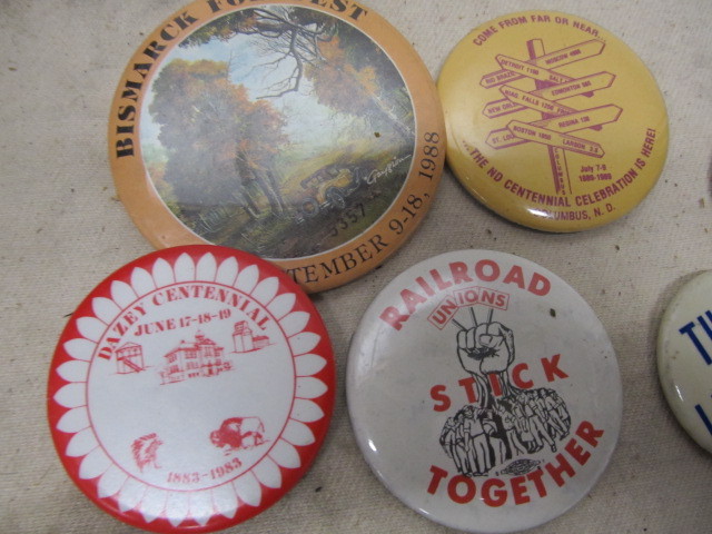 lot 35 image: Lot of Assorted Vintage PinbacksButtons