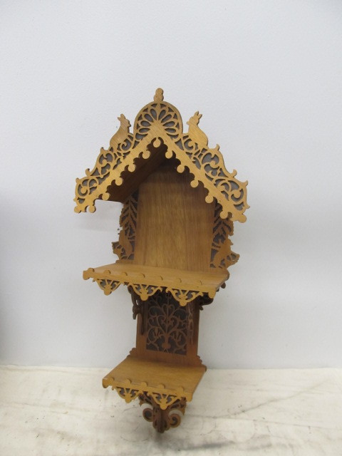 lot 84 image: Wooden Folk Art Wall Shelf wAnimals