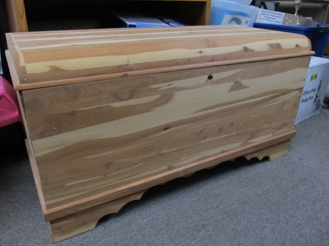 lot 106 image: Vintage Natural Cedar Chest