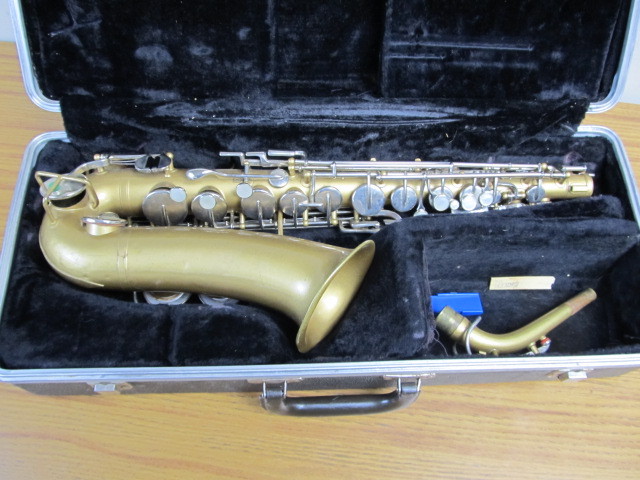 lot 108 image: Vintage Bundy Saxophone wCase
