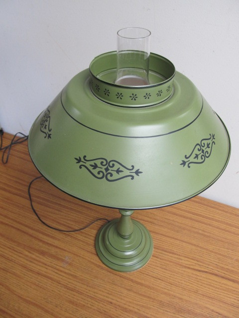 lot 40 image: Vintage Green Metal Tole Painted DeskTable Lamp