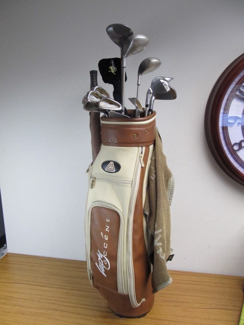 lot 128 image: NICE Full Set of Womens Golf Clubs wBag