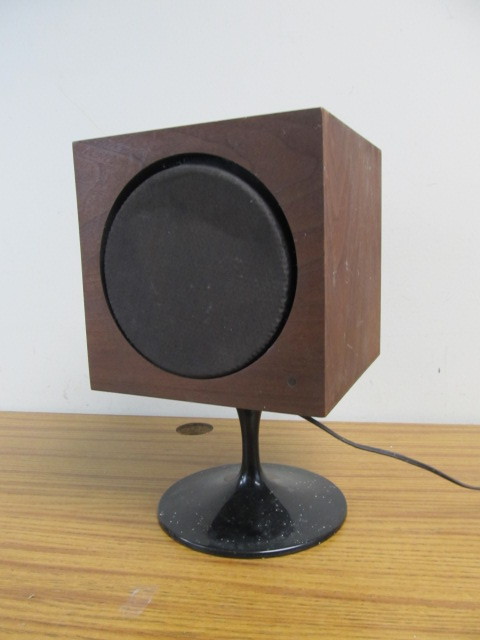 lot 133 image: Vintage Rotating Wollensak 3M Cube Speaker wStand