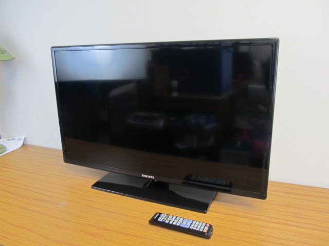 lot 42 image: Working SAMSUNG 32 TV wStand & Remote