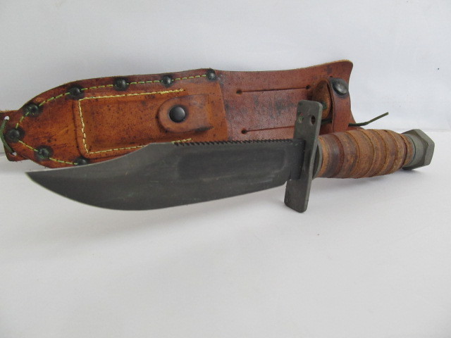 lot 66 image: Vintage CAMILLUS Vietnam Era Survival Knife wSheath