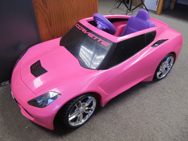 lot 68 image: Large WORKING Electric Ride On Corvette wCharger