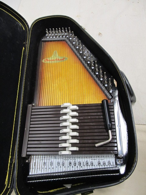 lot 144 image: Vintage ChromeAharp Auto Harp wCase
