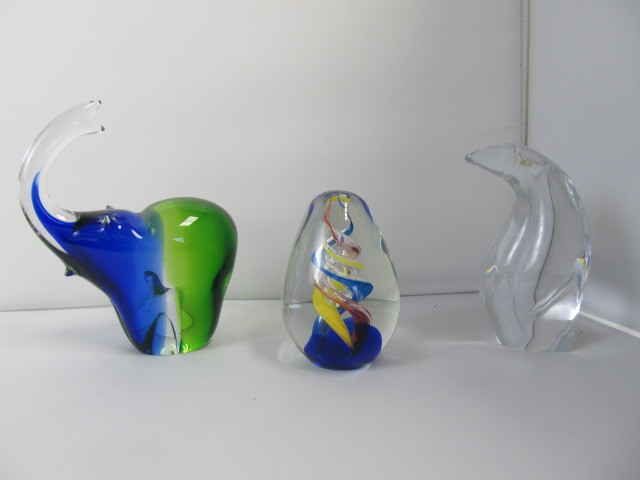 lot 104 image: Group of 3 Art Glass Paperweights
