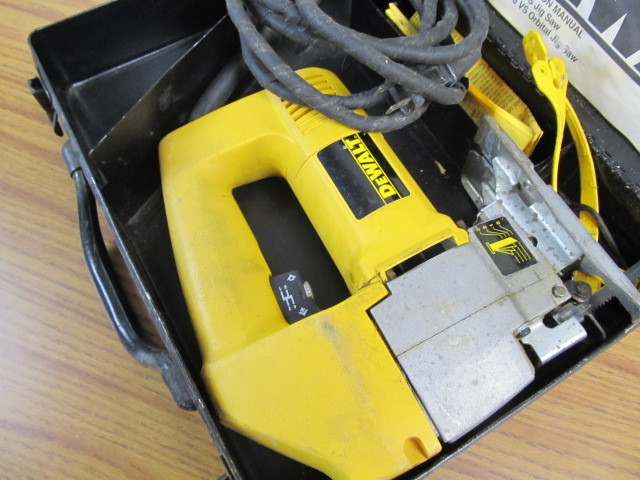 lot 188 image: Working DEWALT Orbiting Jigsaw wMetal Case