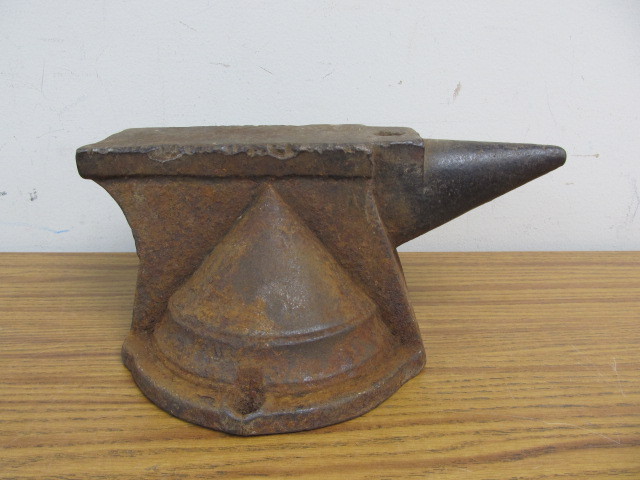 lot 171 image: Antique Iron Anvil