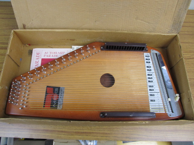 lot 172 image: MEG Oscar Schmidt Autoharp