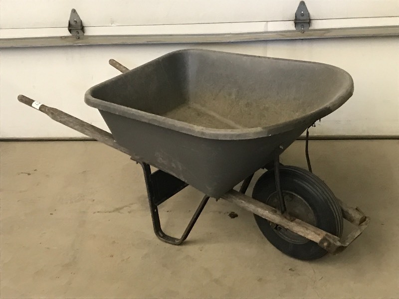 lot 62 image: True Temper Plastic Wheel Barrel Wi...