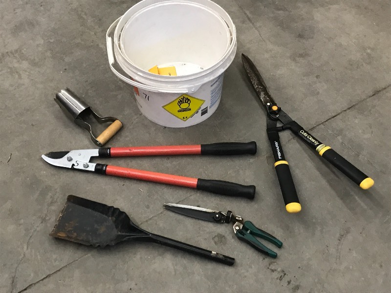 lot 71 image: Lot Of Assorted LawnGarden Hand To...