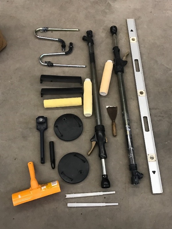 lot 76 image: Lot Of (1) 4ft Level & (1) Bag Of ...