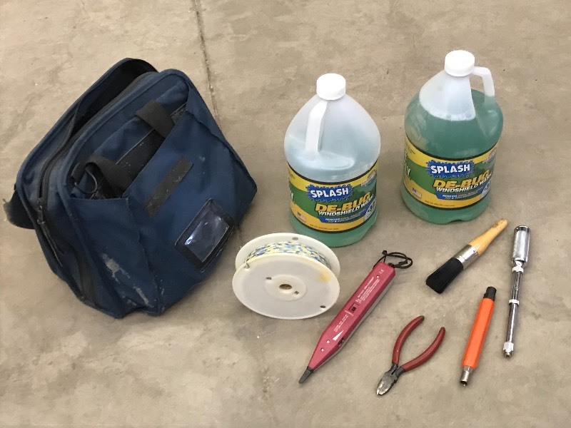 lot 92 image: Lot Of (2) Jugs Of Windshield Wipe...