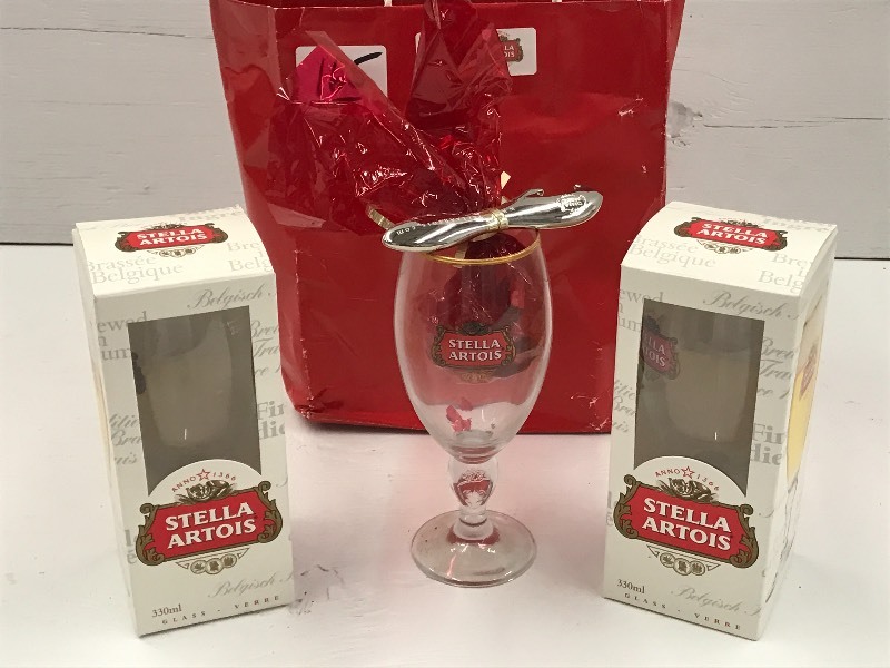 lot 165 image: Stella Artois 4-Piece Gift Set ...