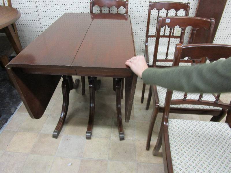 Duncan Phyfe Table w4 Chairs & 3 Leaves - 29 H, 60x40 W, 3 Leaves - 10 W