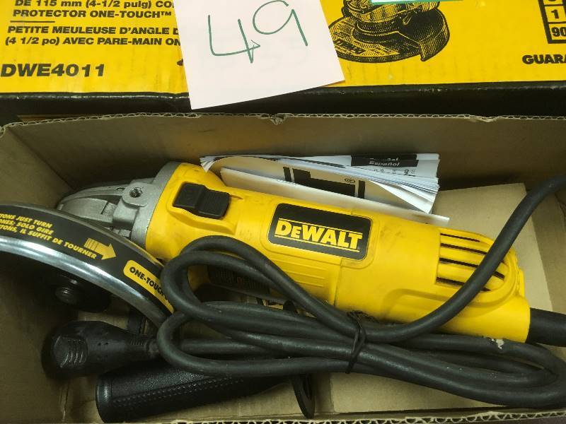 lot 49 image: DeWalt 7 Amp 4-12 in Small Angle Grinder with One Touch Guard used in working condition