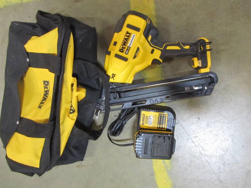 lot 21 image: DEWALT 20-Volt Max Lithium-Ion Cordless 15-Gauge Finish Nailer