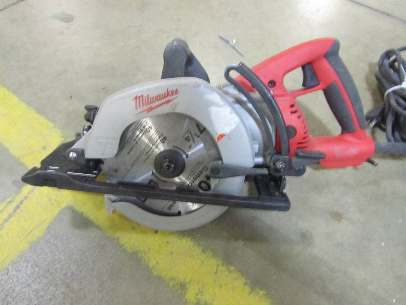 lot 24 image: Milwaukee  15 Amp 7-14 in. Worm Drive Circular Saw