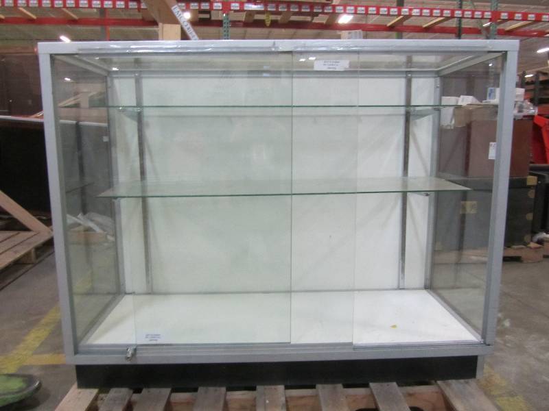 lot 47 image: 48x20x38  locking glass display case