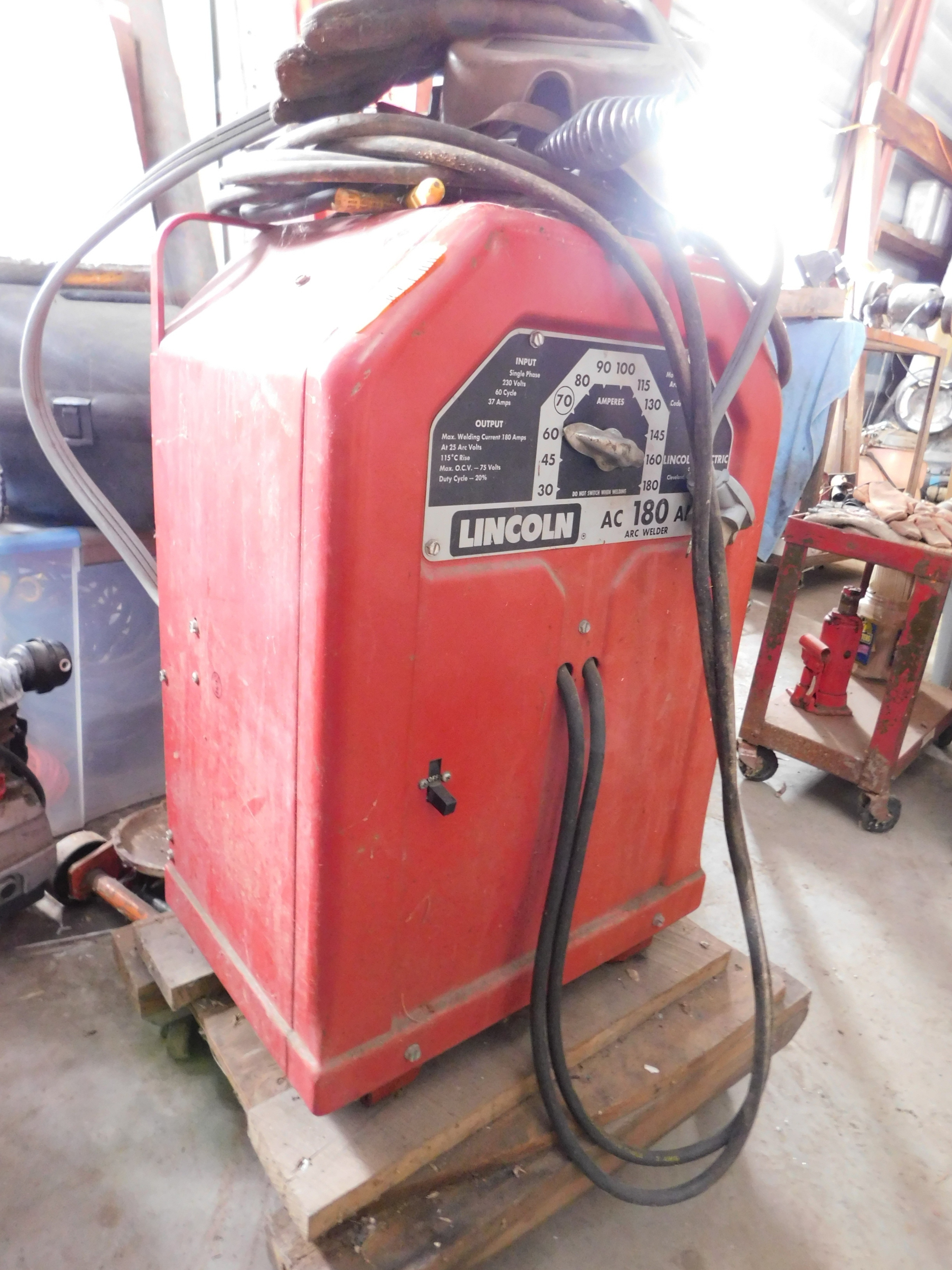 lot 31 image: LINCOLN WELDER AND ACCESSORIES