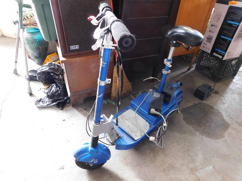 lot 49 image: CITY BUG SCOOTER