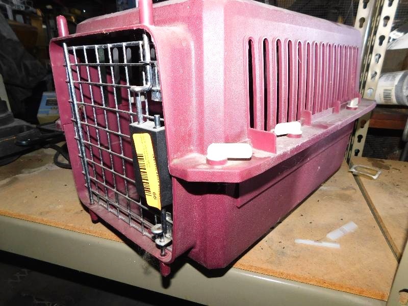 lot 66 image: SMALL PET CRATE
