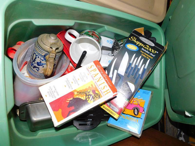 lot 79 image: TOTE OF MISC HOUSEHOLD ITEMS
