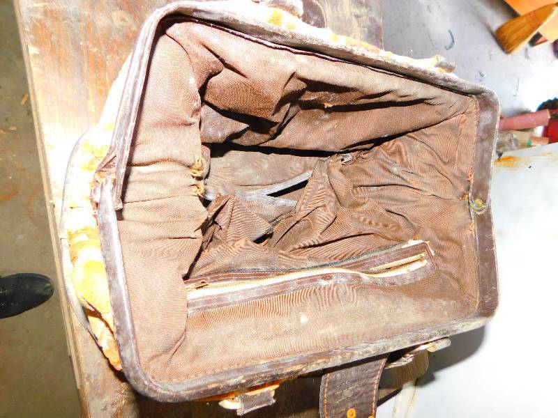 lot 87 image: VINTAGE BAG