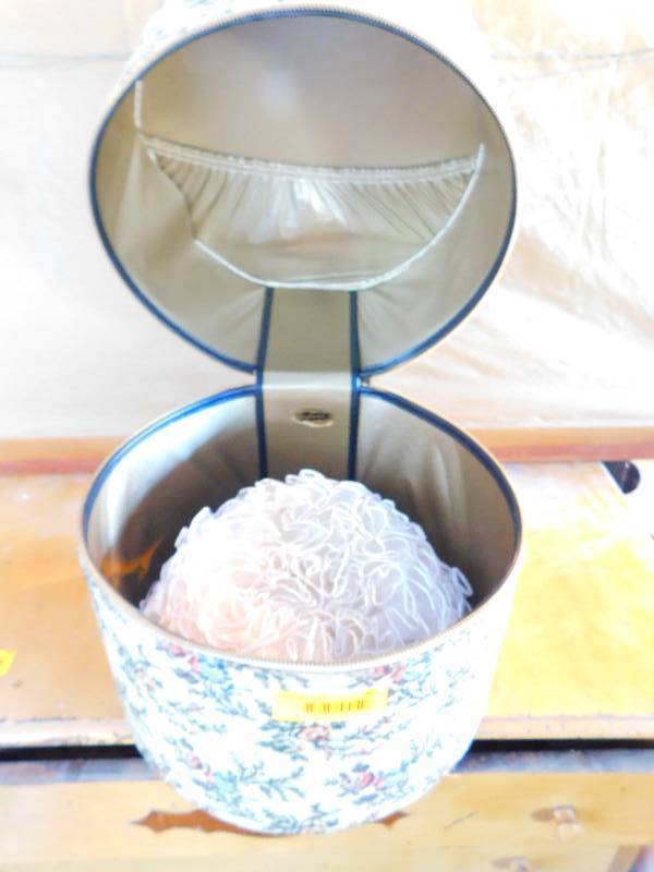 lot 90 image: VINTAGE HAT AND HAT BOX