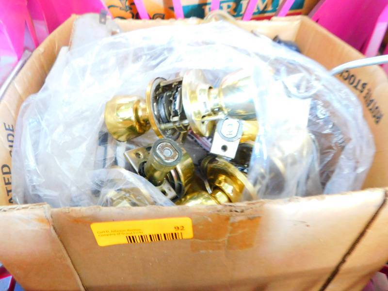 lot 92 image: DOOR KNOBS, VINTAGE TO NEWER