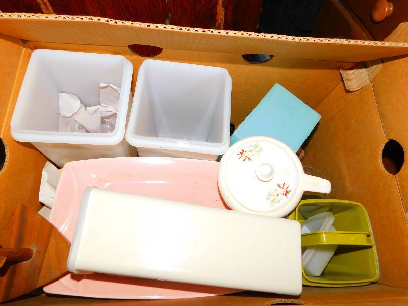 lot 94 image: BOX OF KITCHEN WARE ITEMS