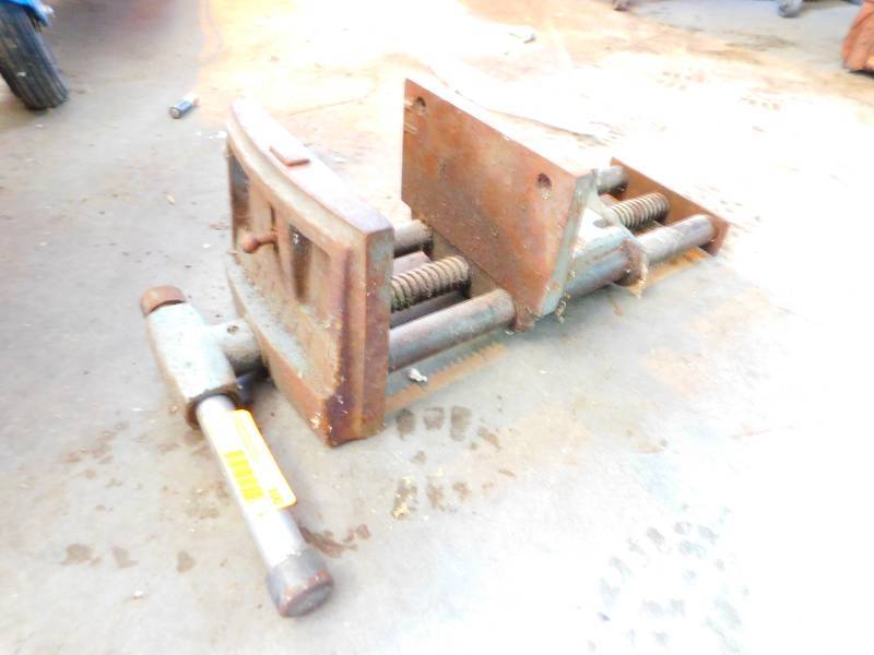 lot 100 image: VISE OR CLAMP