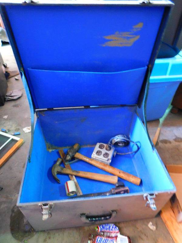 lot 276 image: STORAGE BOX WITH A FEW HAND TOOLS