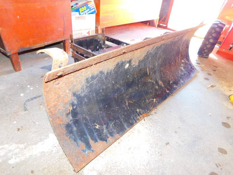 lot 278 image: SNOW PLOW BLADE ATTACHMENT