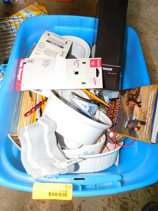 lot 112 image: TOTE OF MISC HOUSEHOLD ITEMS