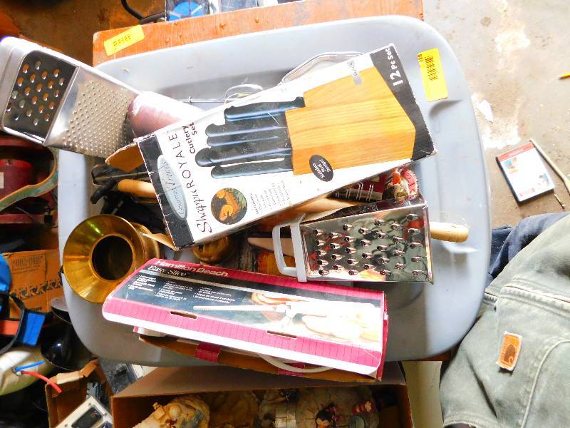 lot 118 image: TOTE OF MISC HOUSEHOLD ITEMS, KITCHEN ITEMS