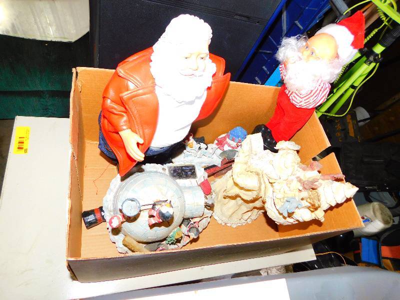 lot 108 image: MISC HOLIDAY DECOR ITEMS