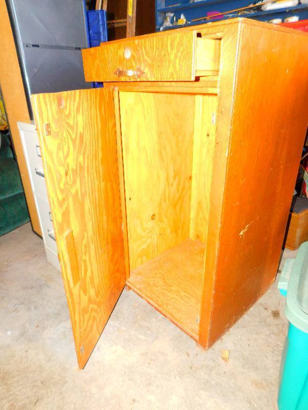 lot 117 image: SMALL CABINET, 1 DRAWER, 1 DOOR