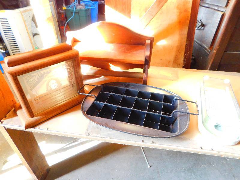 lot 105 image: DISPLAY SHELF, VEGGIE CHOPPER AND BAKING PAN