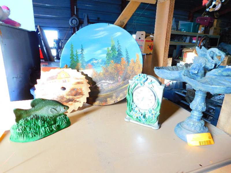 lot 122 image: DECORATIVE ITEMS, PAINTED SAW BLADE, FISH FIGURINE, DECORATIVE PLATE