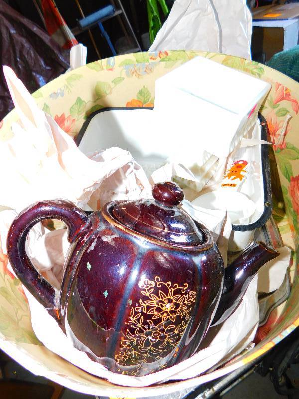 lot 129 image: MISC HOUSEHOLD ITEMS, KITCHEN ITEMS